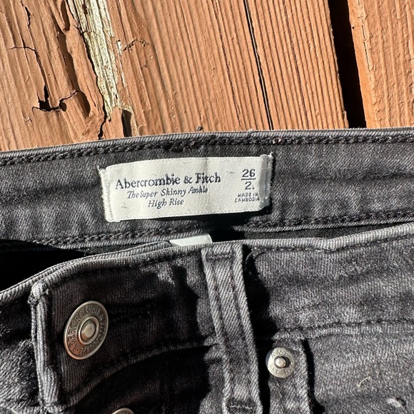 A&F Curve Love Jeans - Picture 4 of 8